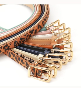 Collection de ceintures fines à motif léopard et couleurs unies avec boucles dorées chic