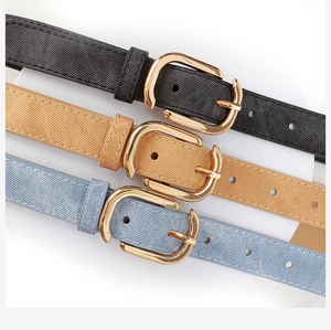 Détail de trois ceintures étroites en cuir PU aspect denim avec boucles dorées multicolores