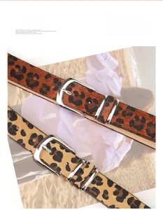 Detail eines PU-Ledergürtels mit Leopardenmuster und silberner Legierungsschnalle auf Magazin