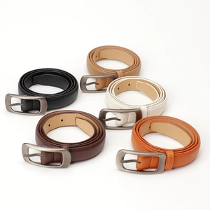 Lot de cinq ceintures fines en cuir pour femmes avec boucles métalliques de style vintage