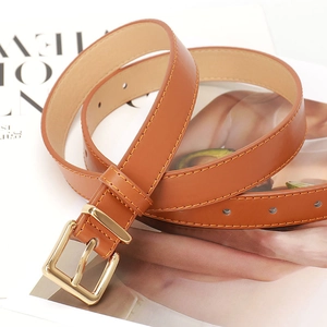 Ceinture classique en cuir marron pour femme avec boucle dorée et surpiqûres jaunes