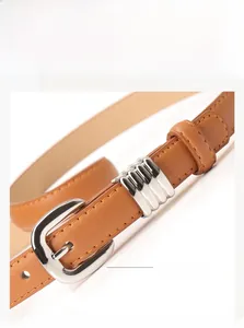 Detail van bruine kunstlederen riem voor dames met gepolijste zilveren gesp