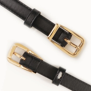 Ceinture fine en cuir noir pour femme avec boucle carrée dorée style minimaliste