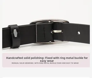 Nahaufnahme der polierten Silberschnalle und des schwarzen Ledergürtels mit Handfinish