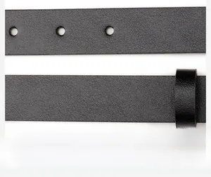 Detailaufnahme des schwarzen PU-Ledergürtels mit Löchern und Schlaufe in feiner Textur
