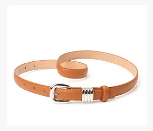 Detailweergave van een bruine kunstlederen riem met zilveren gesp en drie metalen lussen