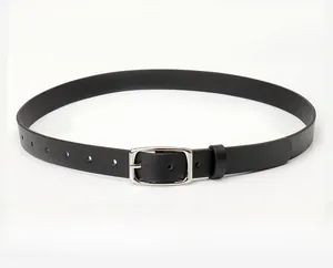 Detailansicht eines schwarzen PU-Ledergürtels mit minimalistischer silberner Dornschließe