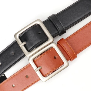 Minimalistische Ledergürtel für Damen mit quadratischer Schnalle in Schwarz und Braun