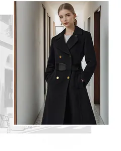 Détail d'une large ceinture élastique noire sur un long manteau en laine à double boutonnage