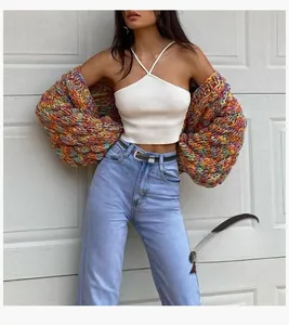 Detail van een smalle zwarte imitatieleren riem met zilveren gesp op een lichtblauwe jeans