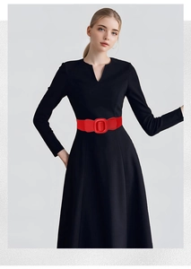 Détail d'une ceinture élastique rouge avec boucle ronde sur une robe pour femmes