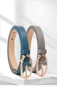 Détail de ceintures fines en similicuir avec boucles dorées et jolis nœuds décoratifs