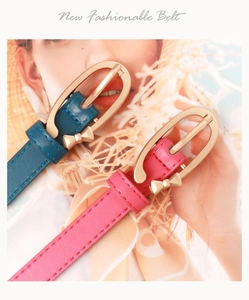 Détail de ceintures en cuir PU bleu sarcelle et rose vif avec boucles dorées à nœud