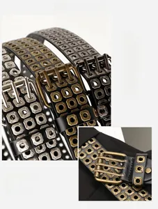 Ledergürtel im Punk-Stil mit drei Reihen quadratischer Metallösen und Dreifachschnallen-Detail