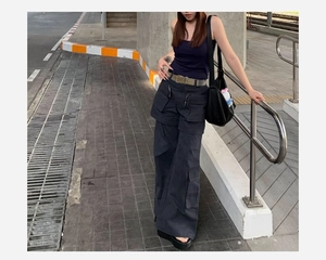 Detailansicht des Punk-Gürtels mit Ösen auf einer dunkelgrauen Cargo-Hose