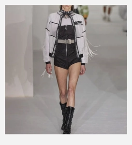 Detail eines Punk-Ledergürtels mit Silbernieten an einem Runway-Outfit für Damen