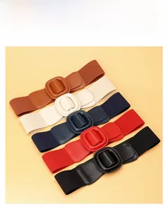 Détail de ceintures larges élastiques avec boucles carrées gainées de cuir en cinq couleurs