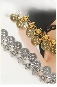 Dettaglio catene in vita stile vintage con ciondoli a moneta in oro e argento