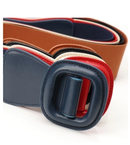 Détail de ceintures élastiques avec boucles recouvertes de cuir en plusieurs couleurs