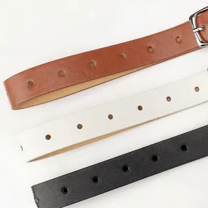 Drei elegante Ledergürtel in Braun, Weiß und Schwarz mit silbernen Schnallen für Damen