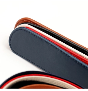 Détail de ceintures élastiques en cuir multicolores montrant coutures et fini mat