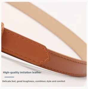 Détail d'une ceinture en cuir PU marron avec couture fine et texture de surface