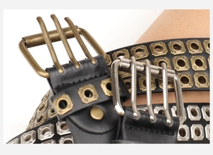Nahaufnahme von Punk-Ledergürtel mit doppelten quadratischen Metallnieten und Ösen