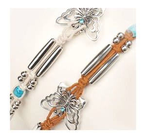 Gros plan sur les ceintures tressées bohèmes avec papillons et perles de turquoise