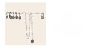 Dettaglio della catena in argento vintage con pendenti a moneta e motivo solare