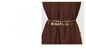Dettaglio di una catena per cintura dorata vintage con pendenti a forma di moneta