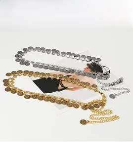 Dettaglio di catene in metallo oro e argento con monete incise con motivi a rilievo