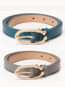 Détail de ceintures fines en simili cuir bleu paon et gris avec boucles dorées
