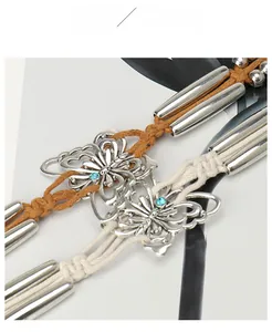Gros plan détaillé de la chaîne de taille bohème tressée avec pendentifs papillons