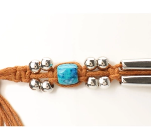 Détail d'une ceinture bohème en corde tressée avec pierre bleue et perles argentées