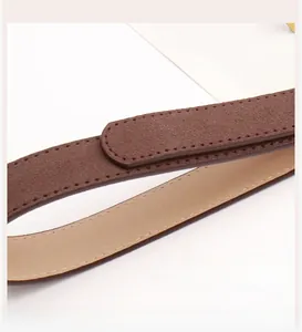 Vue détaillée d'une ceinture marron en simili daim avec des coutures précises