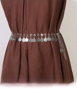 Dettaglio della catena in argento vintage con monete incise e motivo etnico bohémien