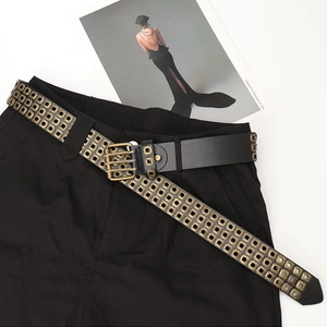 Punk-Ledergürtel in Schwarz mit drei Reihen bronzefarbenen Metallösen für Jeans