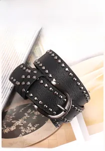 Vue détaillée d'une ceinture punk noire avec double rangée de clous en métal et boucle