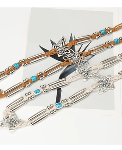 Détail de la chaîne de taille bohème en corde de cire avec pendentif papillon et perles
