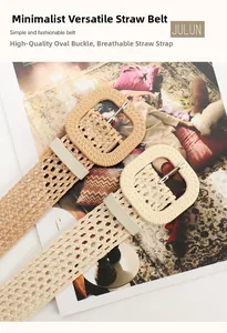Détail de ceintures en paille tressée avec boucles ovales sur magazine de mode