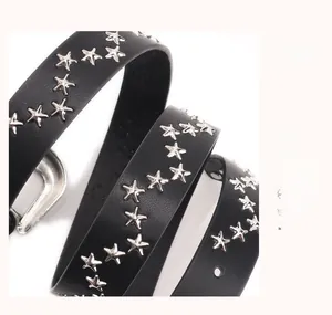 Détail d'une ceinture punk en cuir noir avec plusieurs rangées de rivets étoiles en métal