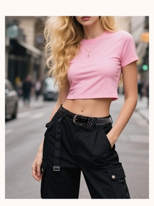 Détail d'une ceinture punk noire à rivets métalliques sur un pantalon cargo noir