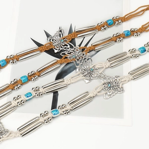 Chaîne de taille bohème en cordon ciré avec pendentifs papillon et perles de turquoise