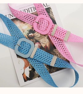 Détail de ceintures en paille tressée rose et bleue avec boucles carrées élégantes