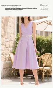 Dettaglio di una sottile cintura bianca in ecopelle su un abito smanicato lavanda