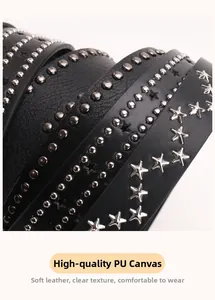 Vue macro de la ceinture en cuir PU noir avec rivets en métal étoilés et ronds