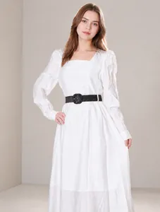 Détail d'une ceinture tressée noire avec boucle carrée sur une robe blanche élégante
