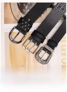 Trois ceintures punk en cuir noir avec rivets métalliques et boucles gravées en détail