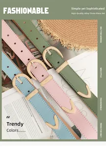 Dettaglio di tre cinture con fibbia in lega e punte a V su rivista di moda chic