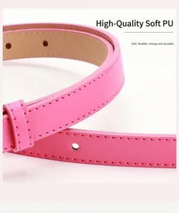 Vista dettagliata della cintura in pelle PU rosa con cuciture e fori di regolazione